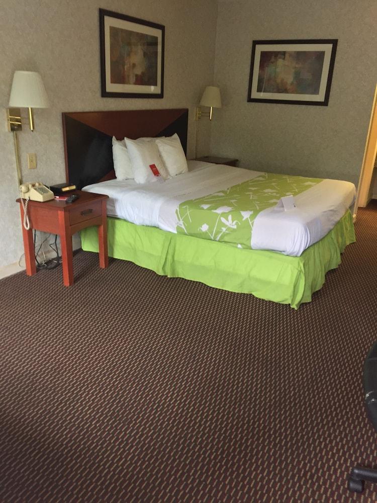 Econo Lodge Трой Экстерьер фото